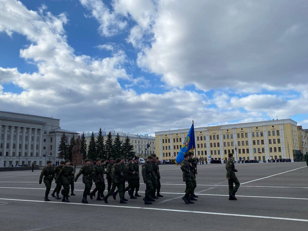 В Кирове на Театральной площади репетируют парад на 9 мая